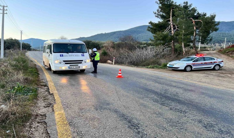 Karacasuda okul servis araçları denetlenerek, öğrenciler bilgilendirildi