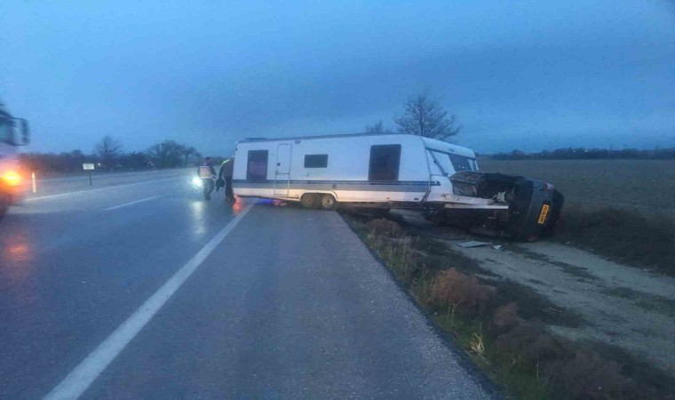 Karavan bağlı otomobil şarampole devrildi: 1 yaralı