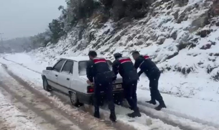 Karda mahsur kalanlara jandarma yetişti