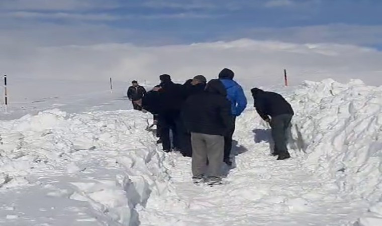 Karla kaplı yolu küreklerle açmaya çalıştılar