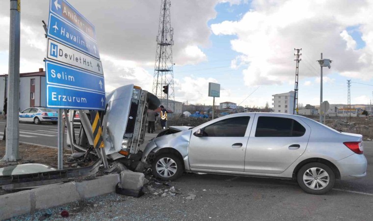 Karsta trafik kazası: 4 yaralı