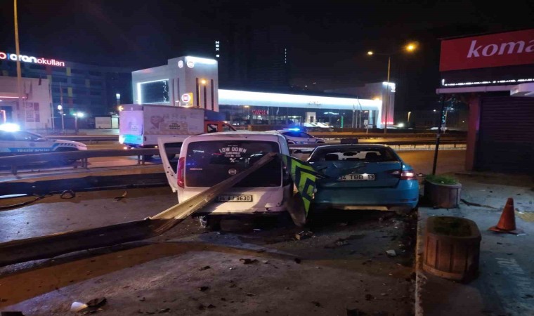 Kartalda kontrolden çıkan araç bariyerlere ve park halindeki taksiye çarptı: 4 yaralı