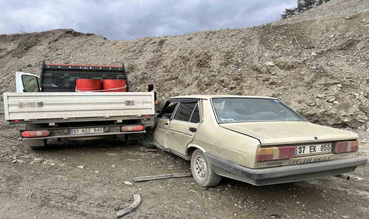 Kastamonuda kamyonet ile otomobil çarpıştı: 2 yaralı