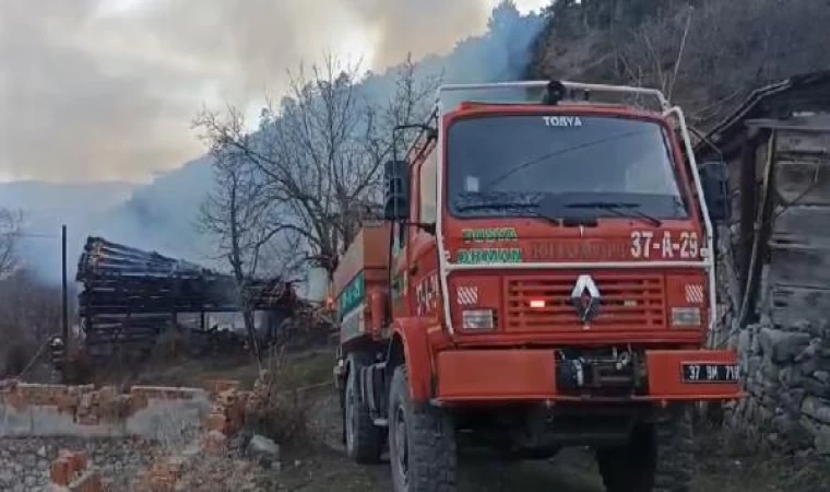 Kastamonu’da müstakil ev ve iki samanlık yandı