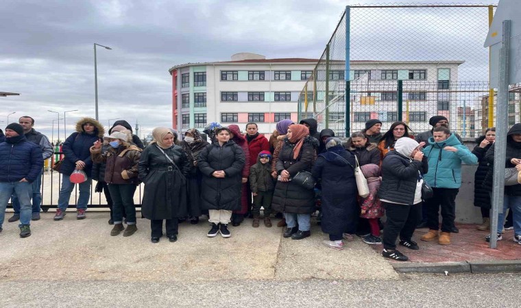 Kavga sonrası 6 öğretmenin başka okullara tayin edilmesi velilerin tepkisine neden oldu