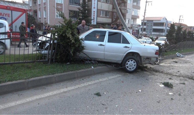 Kaza yapan otomobil hurdaya döndü, sürücü kayıplara karıştı