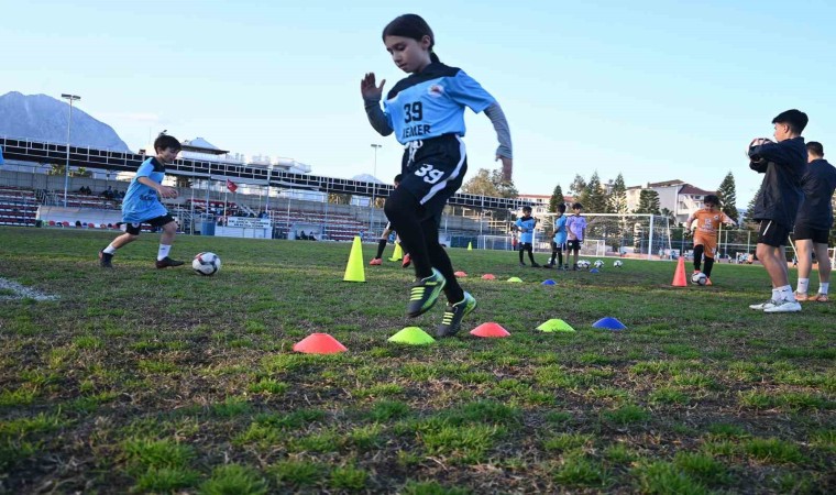 Kemer Belediyesi, geleceğin futbolcularını yetiştiriyor