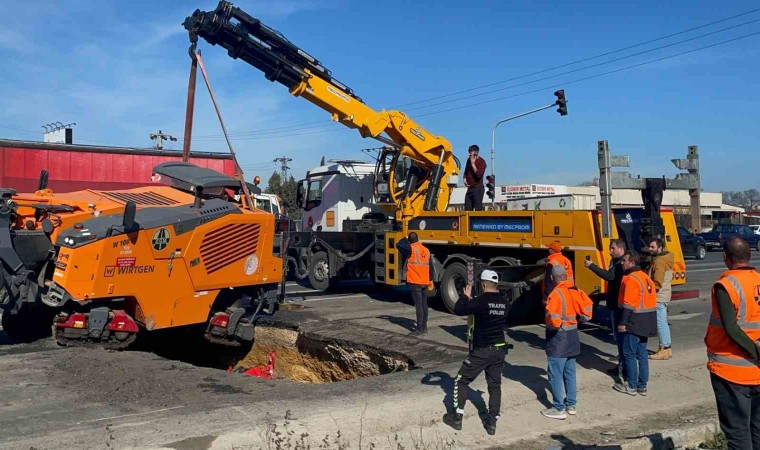 KGMnin iş makinesi düzeltmeye çalıştığı çukuru obruğa çevirdi