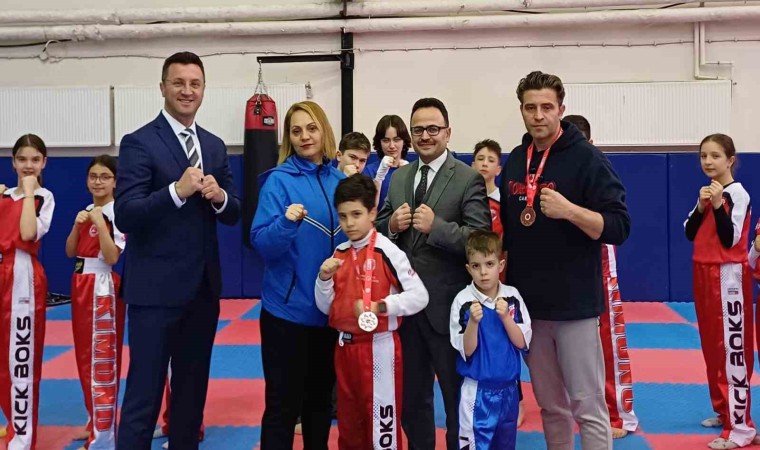 Kick Boks Şampiyonasından derece ile dönen baba oğula Kaymakam Hakan Alkandan ödül