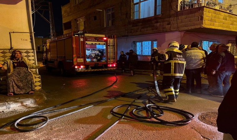 Kiliste yangın çıkan eve vatandaşlar kovalarla su taşıdı