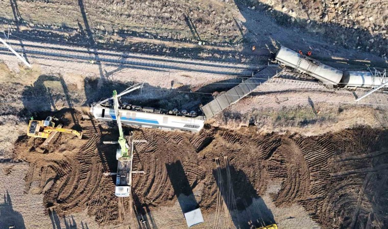 Kırıkkalede devrilen zift yüklü treni kaldırma çalışmaları sürüyor