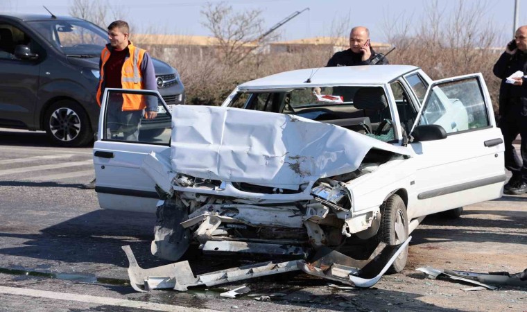 Kırmızı ışıkta bekleyen araca çarpan otomobilin sürücüsü ve eşi hayatını kaybetti