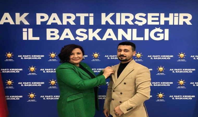 Kırşehirde CHPden istifa eden üyeye yeni rozetini AK Parti İl Başkanı Ünsal taktı