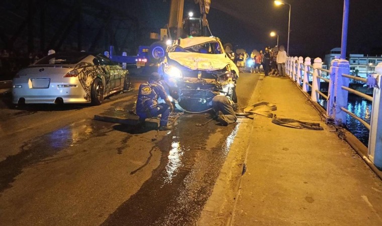 Kızgın sürücü aracıyla otomobile vurup köprüden nehre uçtu: 2 ölü