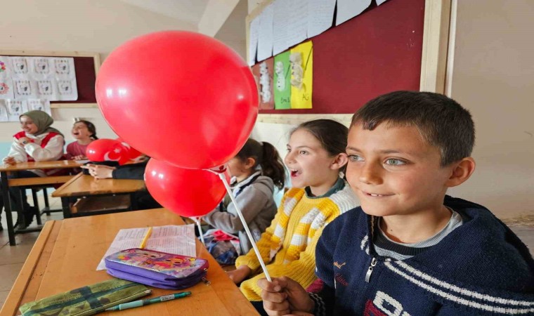 Kızılaydan Eleşkirtteki öğrencilere sürpriz ziyaret