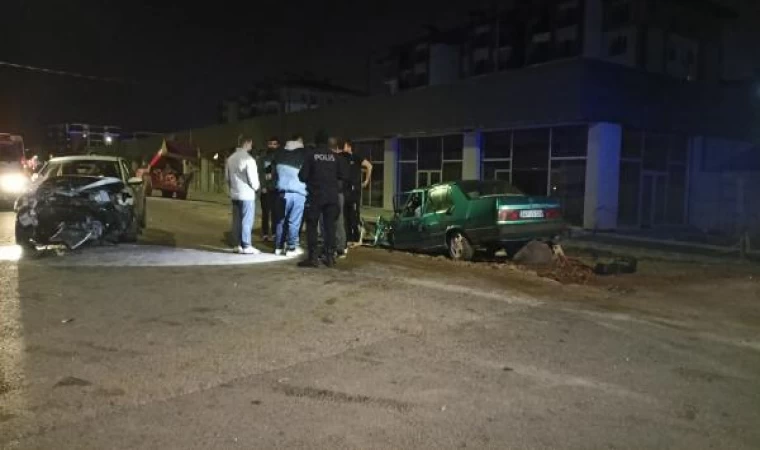 Kocaeli’de iki otomobil kafa kafaya çarpıştı: 3 yaralı