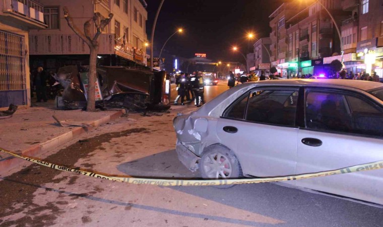 Kontrolden çıkan araç park halindeki otomobile çarparak devrildi: 2 yaralı