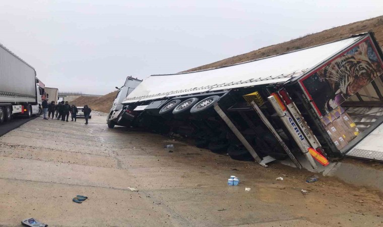 Kontrolden çıkan tır şarampole devrildi: 1 yaralı