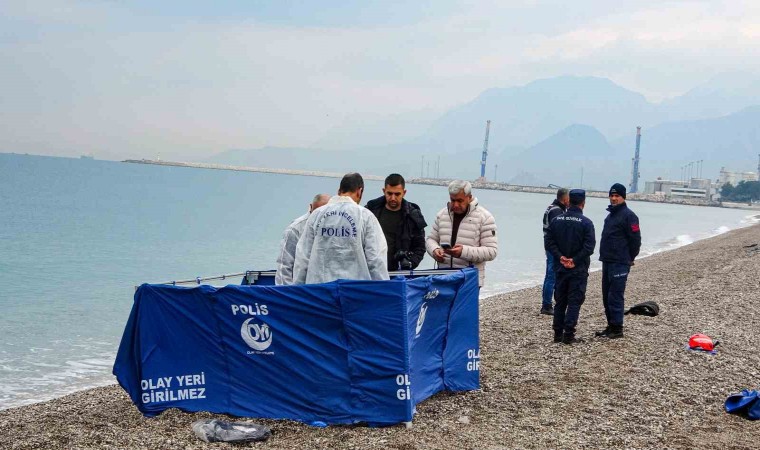 Konyaaltı sahilinde deniz üzerinde yarı çıplak erkek cesedi bulundu