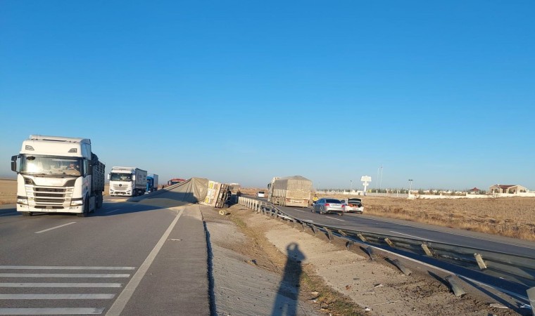 Konyada buğday yüklü tır devrildi: 1 ölü, 1 yaralı