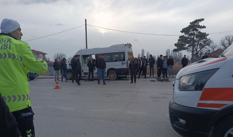 Konyada öğrenci servisi ile kamyonet çarpıştı: 11 yaralı