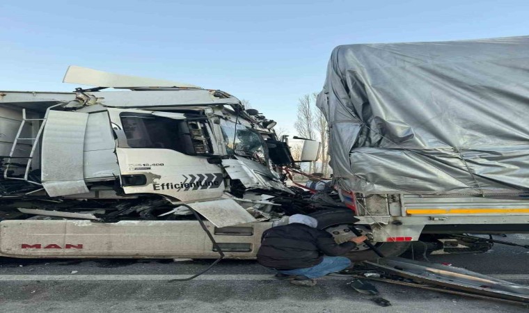 Konyada tır, tıra arkadan çarptı: 1 ölü