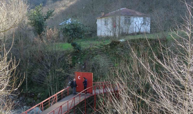 Köprüyü yaptırırken kimse destek vermeyince köprüye demir kapı yaptırıp kilit vurdu