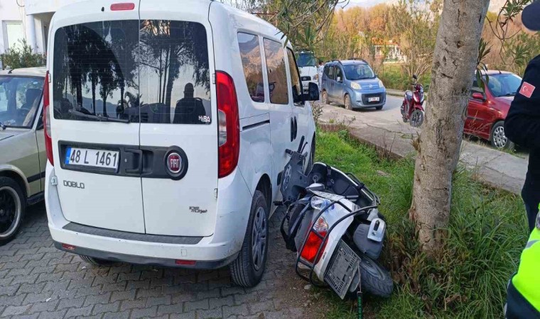 Küçük çocuk gaz kolunu çekince motosiklet otomobile çarptı: 1 yaralı