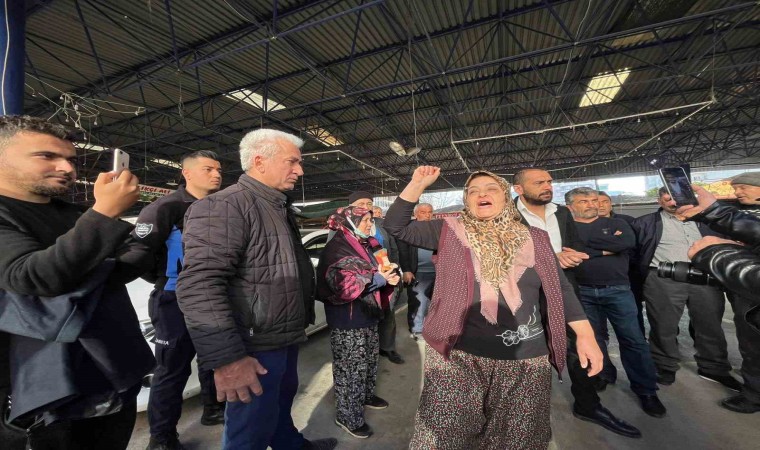 Kumlucada pazar esnafı ile zabıta arasında tartışma çıktı