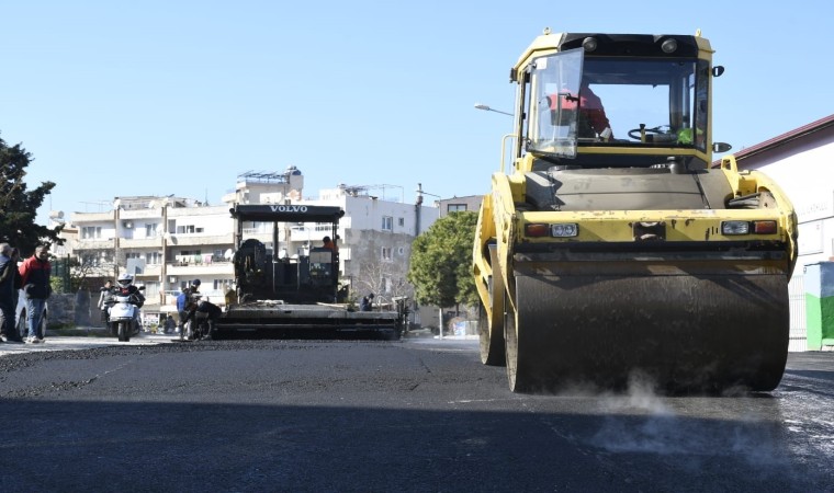 Kuşadasında sıcak asfalt çalışmaları Camiatik Mahallesi ile sürüyor