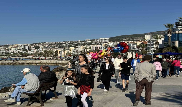 Kuşadasında Şubat ayında güneşli hava sahili canlandırdı