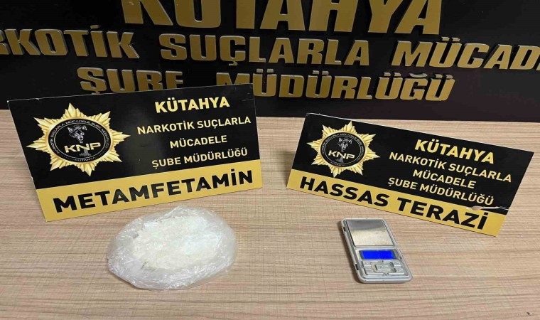 Kütahyada uyuşturucu bulunan araçtaki 2si kadın 3 kişi gözaltına alındı