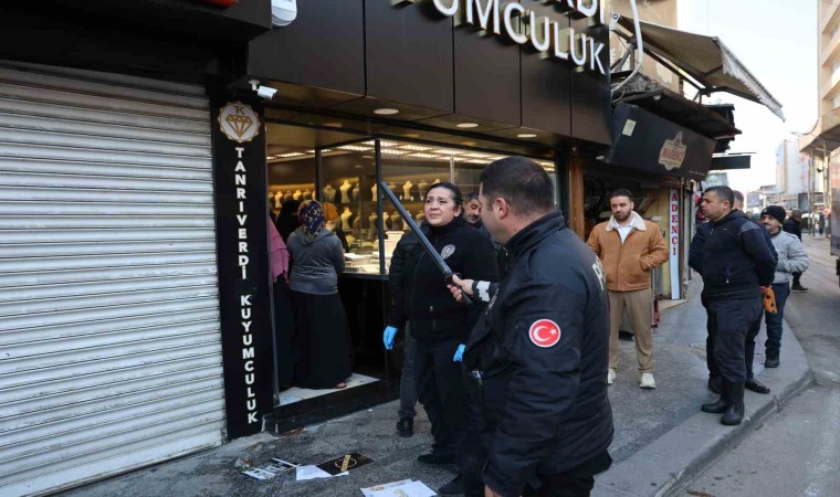 Kuyumcu kadın hırsızları işyerine kilitleyip yakalattı