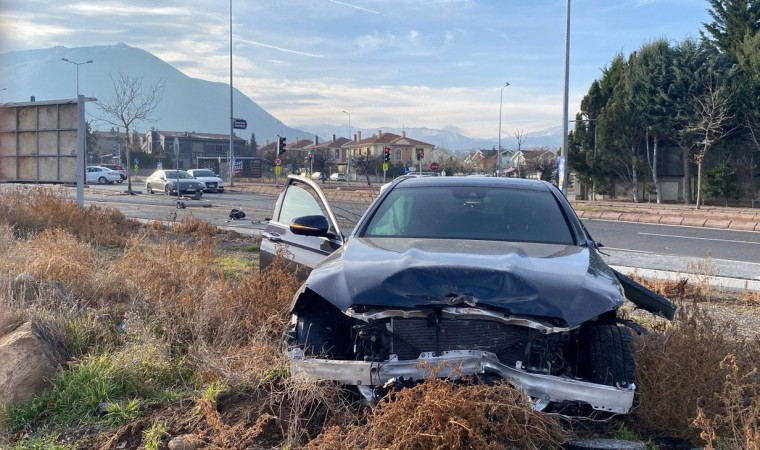 Lüks otomobilin karıştığı kazada ortalık savaş alanına döndü: 1 yaralı