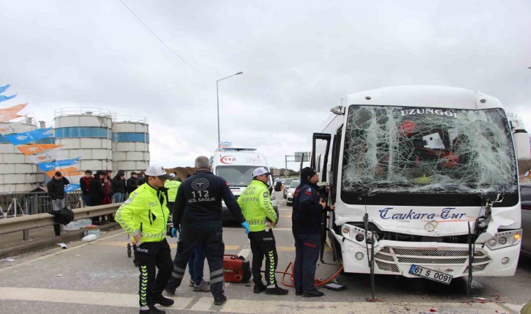 Maça giden taraftarları taşıyan midibüs tıra çarptı: 6 yaralı