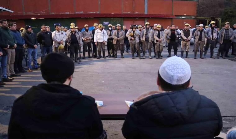 Maden işçileri deprem felaketinde hayatını kaybedenleri dualarla andı