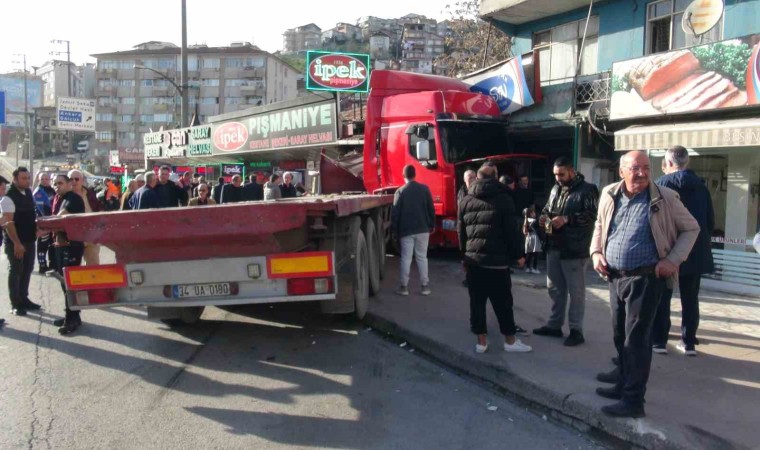 Makaslayan tır çay ocağına daldı: 4 yaralı