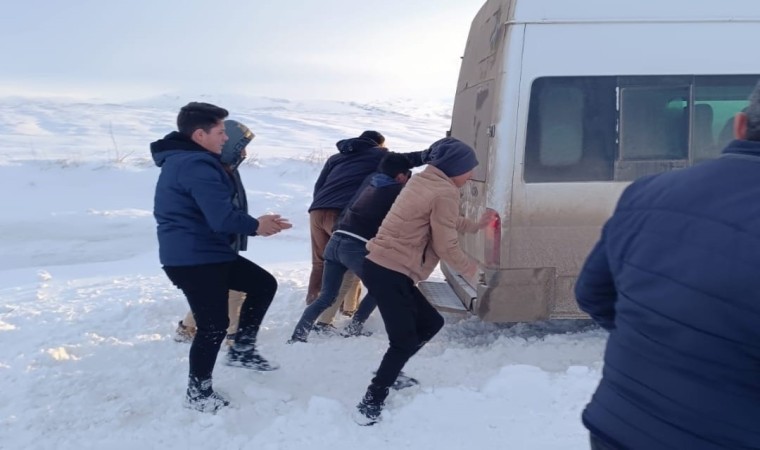 Malazgirtte tipiden dolayı araçlar yolda kaldı