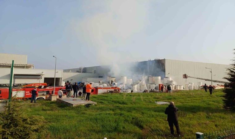 Manisa OSBdeki İpek kağıt fabrikasında çıkan yangın söndürüldü