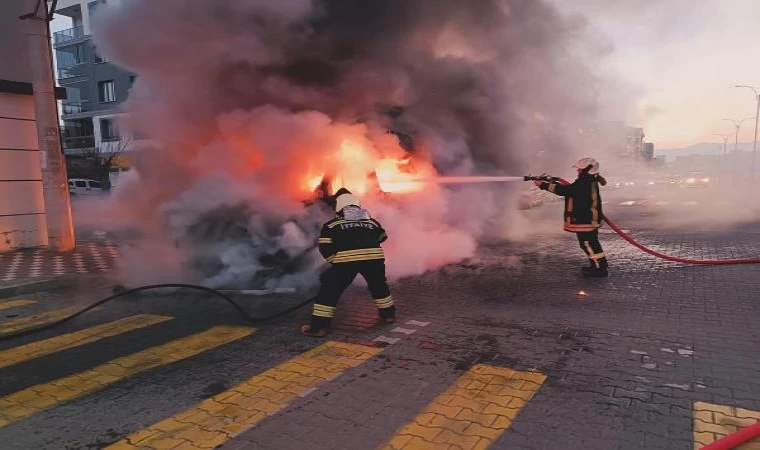 Manisa’da seyir halindeyken alev alan servis minibüsü yandı