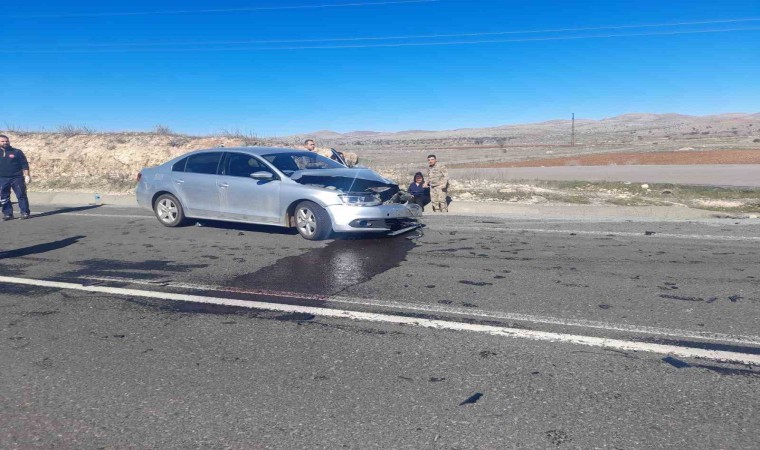 Mardinde otomobil ile hafif ticari araç çarpıştı: 3 yaralı