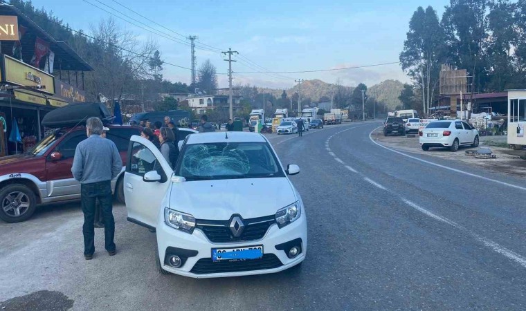 Marmariste otomobil yolun karşısına geçmek isteyen yayaya çarptı