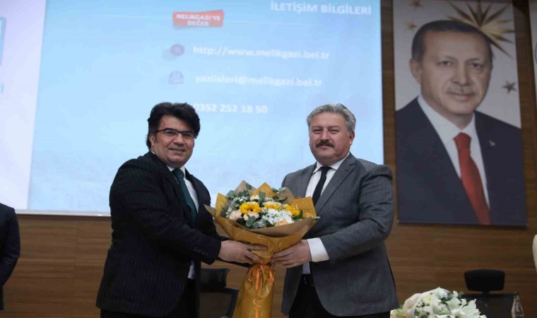 Melikgazinin uyum içince çalışan meclis üyeleri Başkan Palancıoğlunu tebrik etti