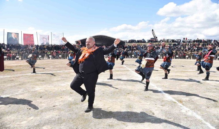 Menemende Folklorik Deve Gösterisi heyecanı