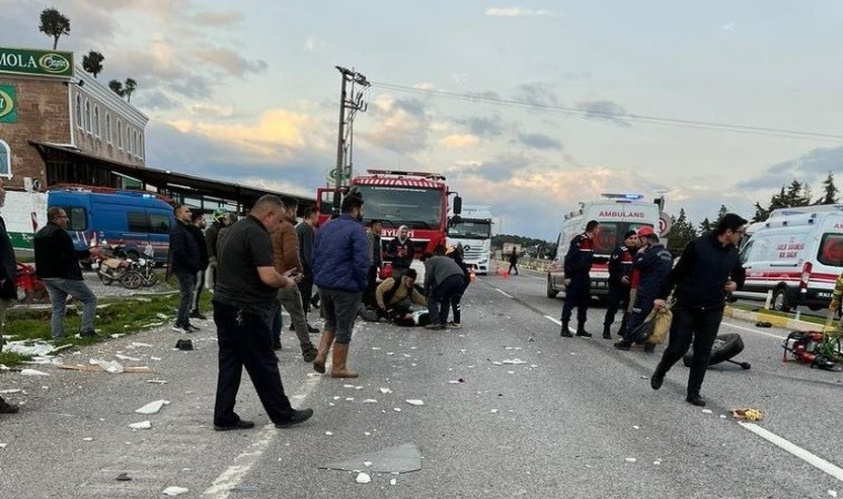 Mermer yüklü tır, işçi servisi ile çarpıştı: 9 yaralı