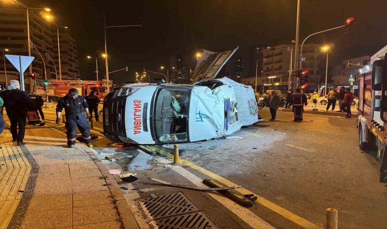 Mersinde ambulans ile otomobil çarpıştı: 1i ağır 7 yaralı