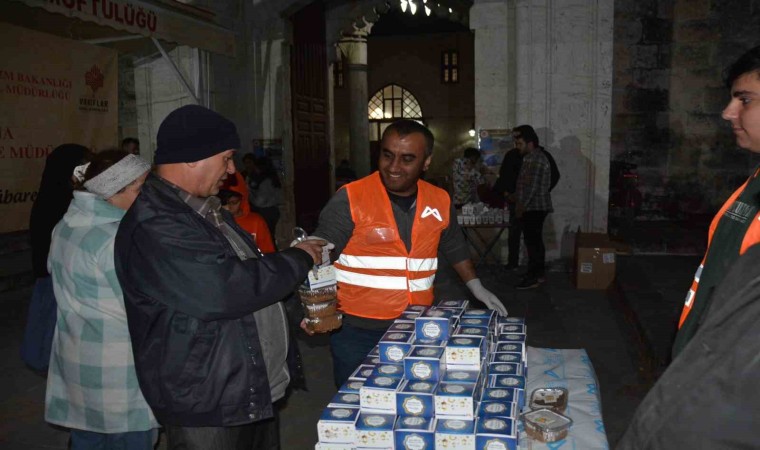 Mersinde kandilde 15 bin simit dağıtıldı