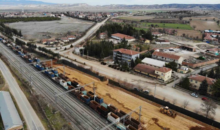 Mihalıççık Belediyesinin belirlediği maden yükleme alanı ilkokula 100 metre uzaklıkta