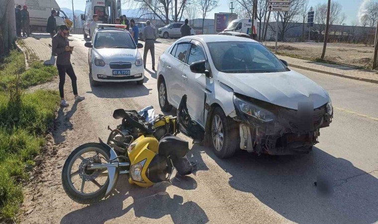 Motosiklet ile otomobil çarpıştı: 1 yaralı