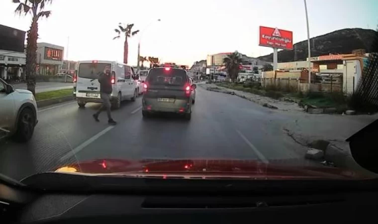 Motosikletin yayaya çarptığı kaza, kamerada